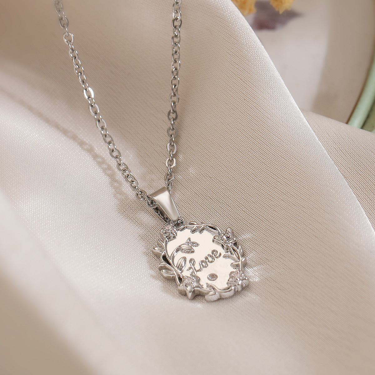 Collana Pendente LOVE Geometrica Minimalista da Donna in Rame con Placcatura in Oro Vero