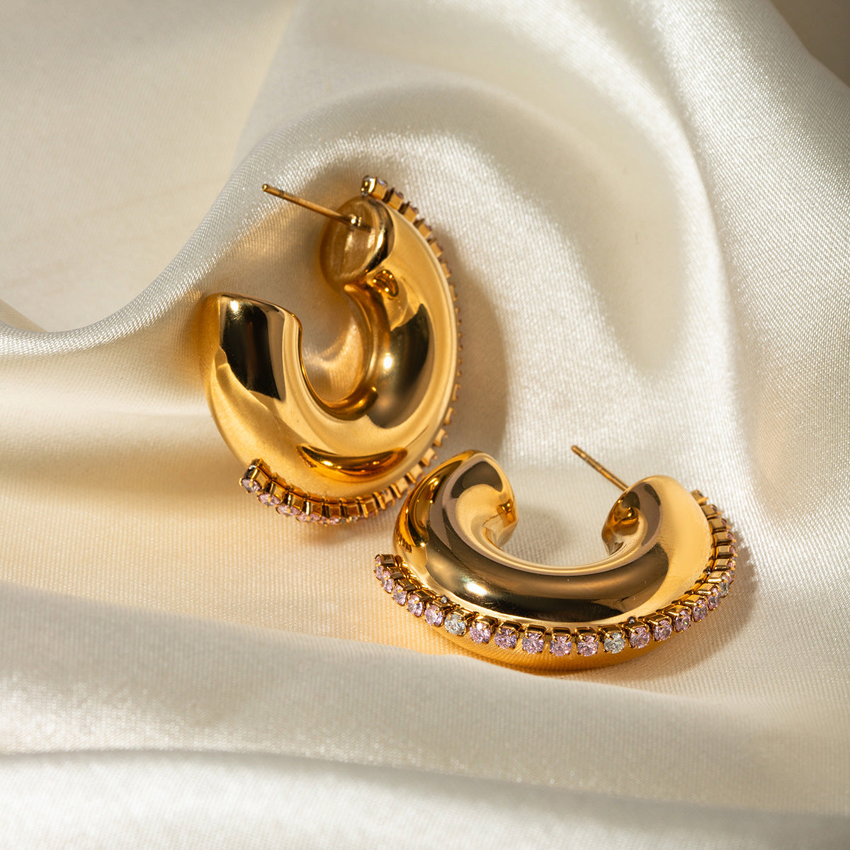 Orecchini a cerchio minimalisti da donna placcati oro 18 carati in acciaio inossidabile con strass verdi e bianchi a forma di C