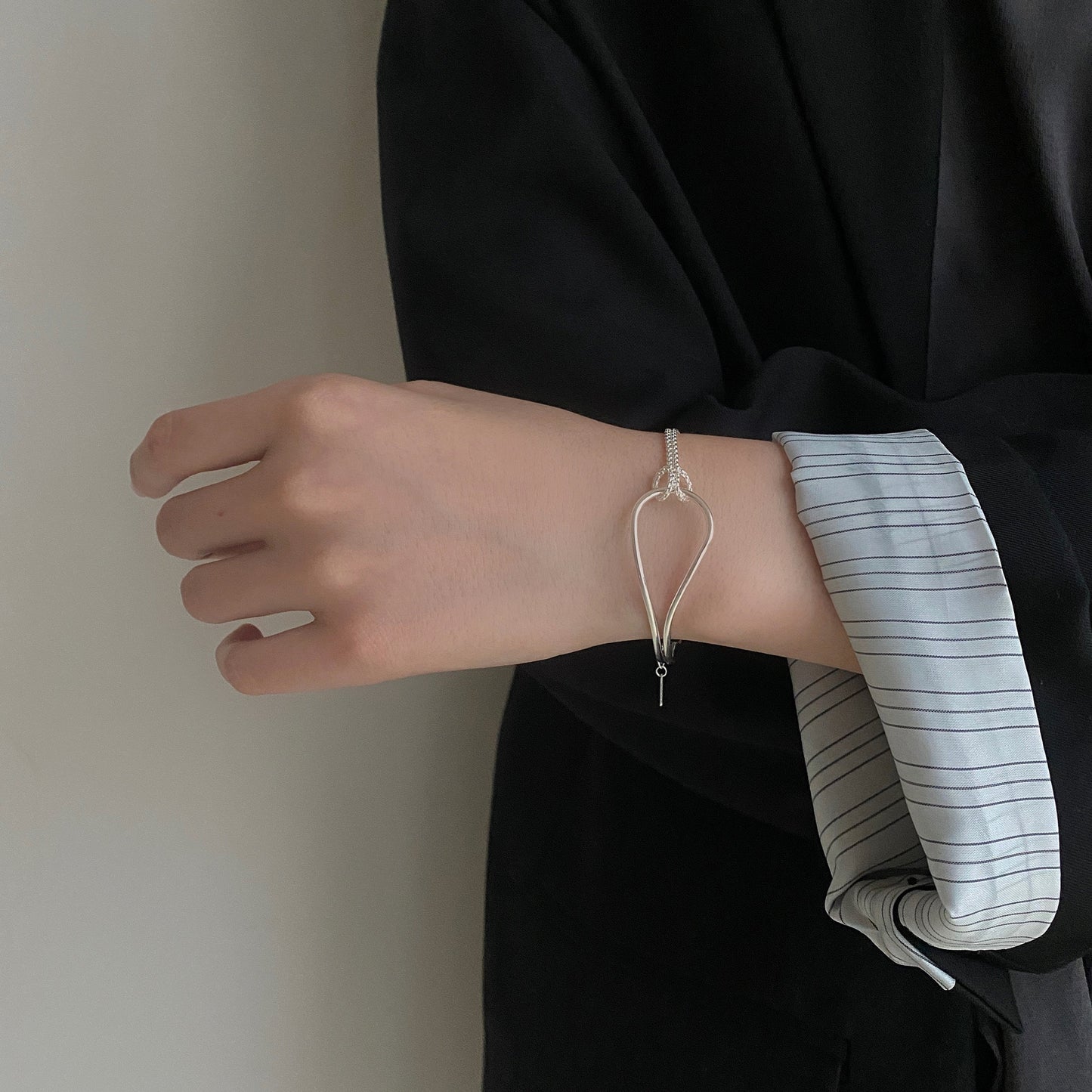 Bracciale Minimalista da Donna in Argento Sterling 925 con Catena a Cavo e Nodo Geometrico