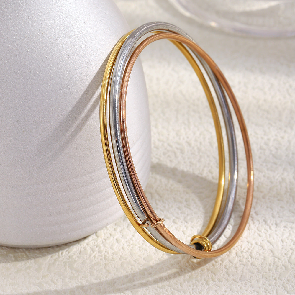 Pulsera Minimalista de Acero Inoxidable Enchapado en Oro de 18K con Tres Anillos de Colores Mezclados para Mujer