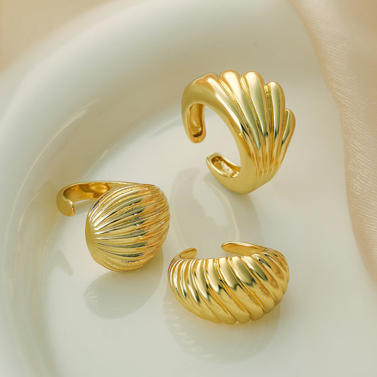 Anillo abierto geométrico minimalista para mujer de latón con chapado en oro auténtico y detalles micro-pavé