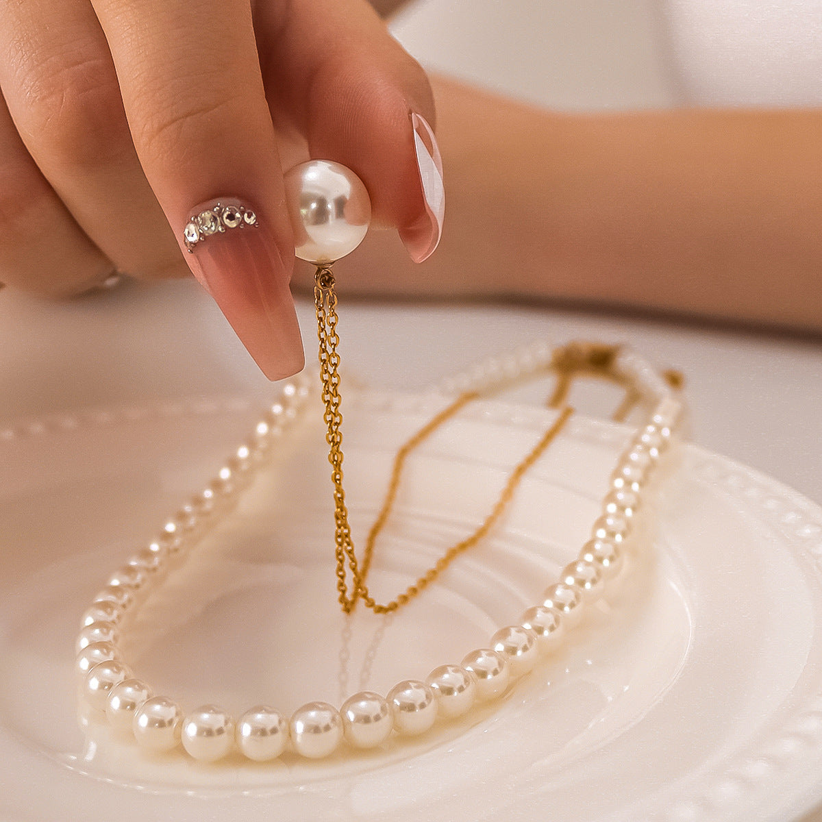Collana con pendente geometrico in acciaio inossidabile stile vintage francese con charm in acciaio al titanio e finitura placcata sottovuoto in oro 18 carati per donna