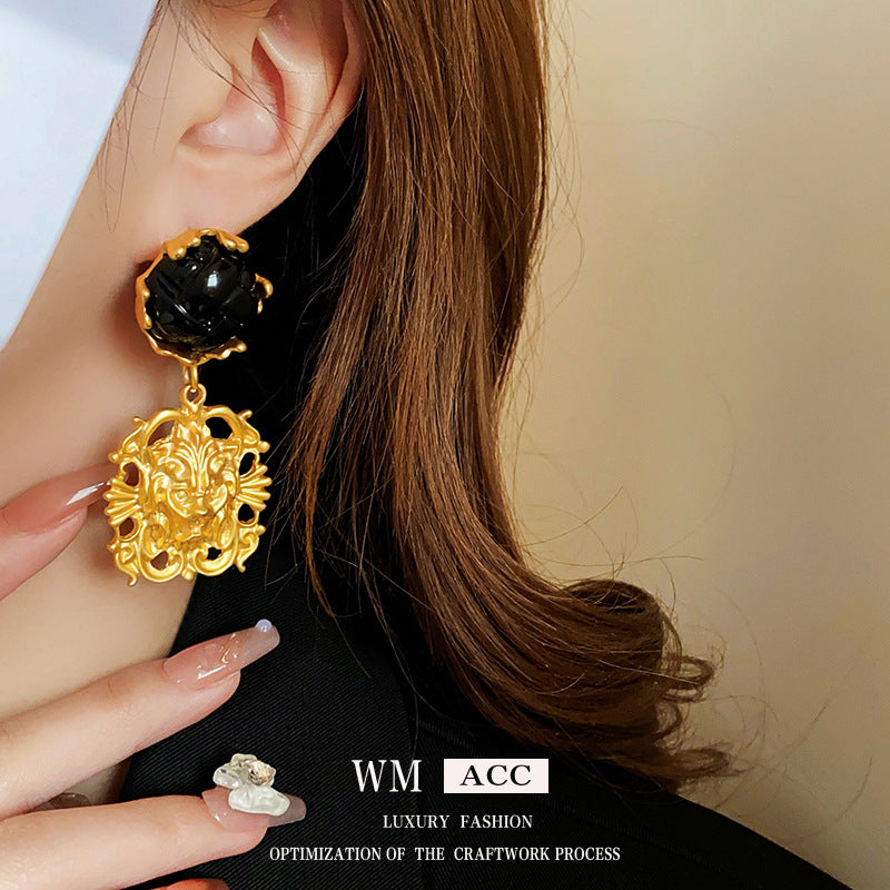 Pendientes asimétricos vintage con cabeza de león de metal con postes de acero bañados en plata para mujer