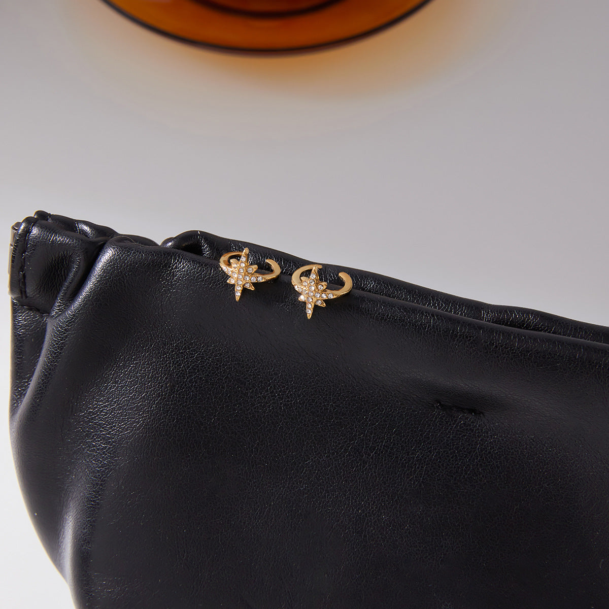 Orecchini a clip ipoallergenici in acciaio inossidabile a forma di stella a otto punte con intarsio di zirconi, design di lusso elettroplaccato per donna