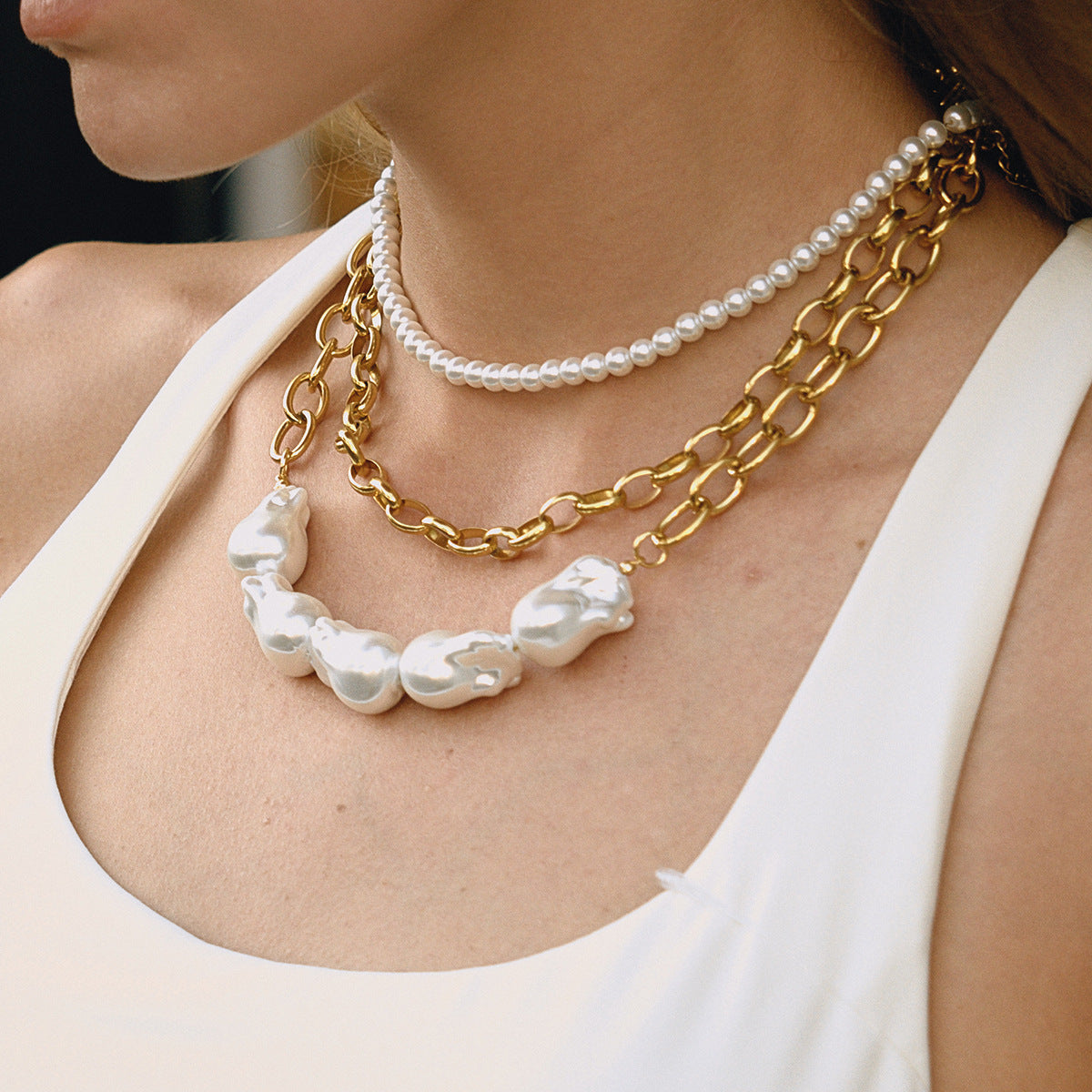 Collana Minimalista Geometrica da Donna in Acciaio al Titanio Placcato con Accento di Perla Barocca, Catena a Clavicola in Acciaio Inossidabile Ipoallergenico