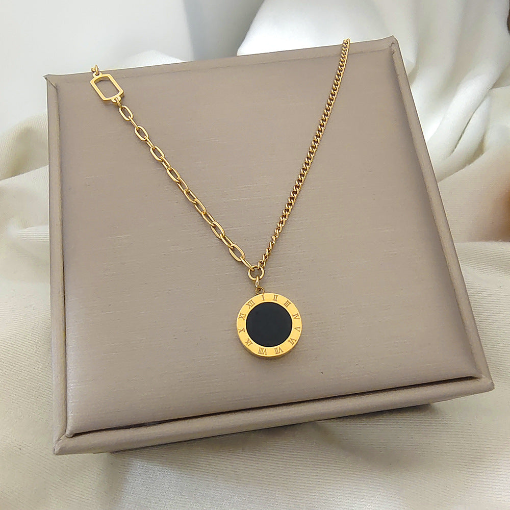 Collana da donna originale in acciaio al titanio placcato oro con design geometrico quadrato e catena ondulata