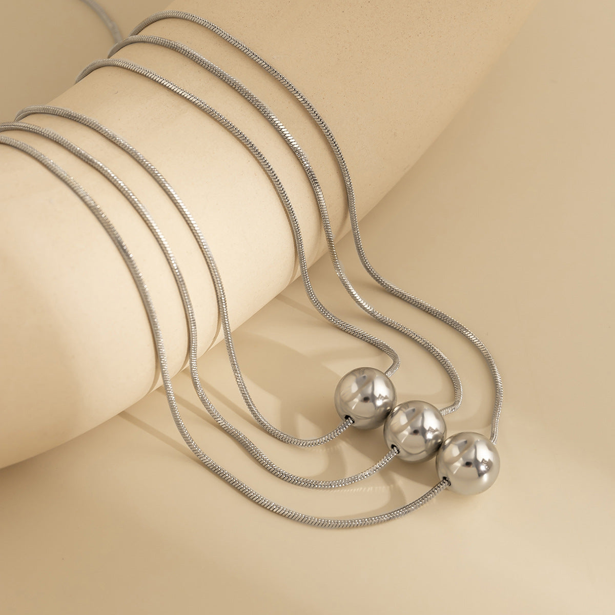 Collana pendente geometrica stile punk da donna con catena a serpente multistrato e struttura in metallo