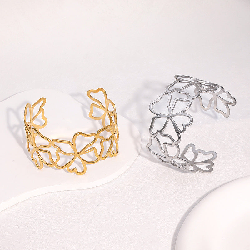 Bracciale a Polsino Aperto Minimalista in Acciaio Inossidabile Placcato Oro 18K con Design Floreale Intagliato