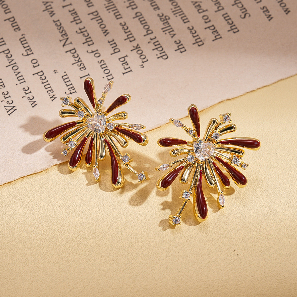 Pendientes de tuerca de aleación con forma de flor de lujo estilo retro de Hong Kong con acabado esmaltado y postes de acero inoxidable para mujer
