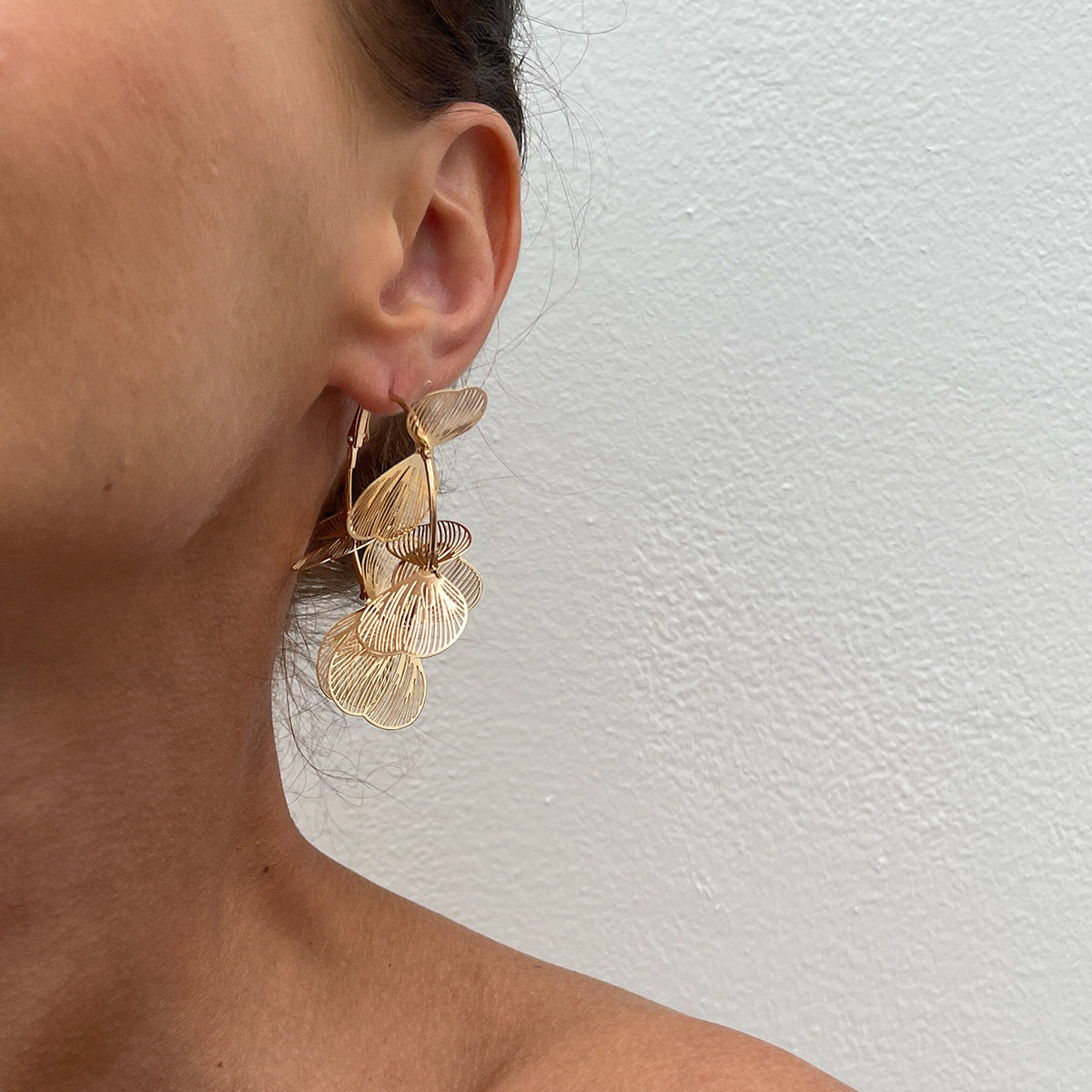 Pendientes minimalistas de hoja de ginkgo con postes de acero inoxidable y aros de hierro galvanizado