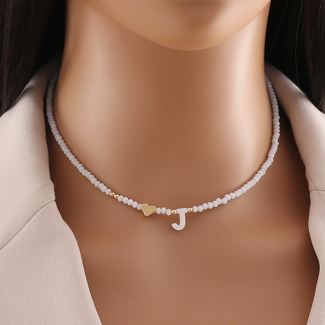Collana con ciondolo a lettera dal design originale con ciondolo a conchiglia e perline di cristallo da donna
