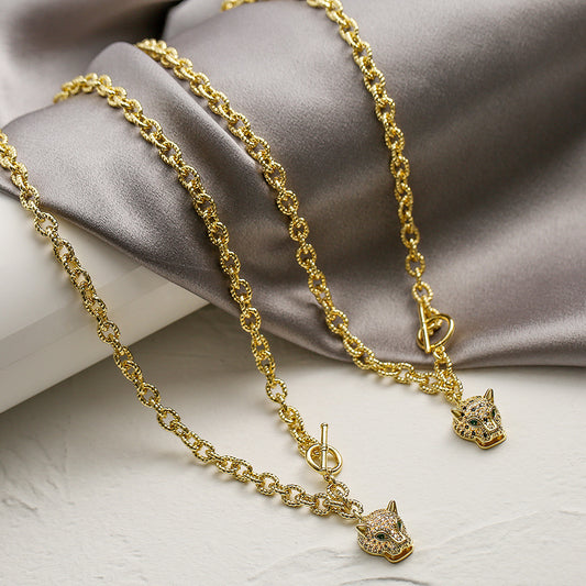Collana con ciondolo a testa di leopardo alla moda da donna in rame con design geometrico e motivo animale