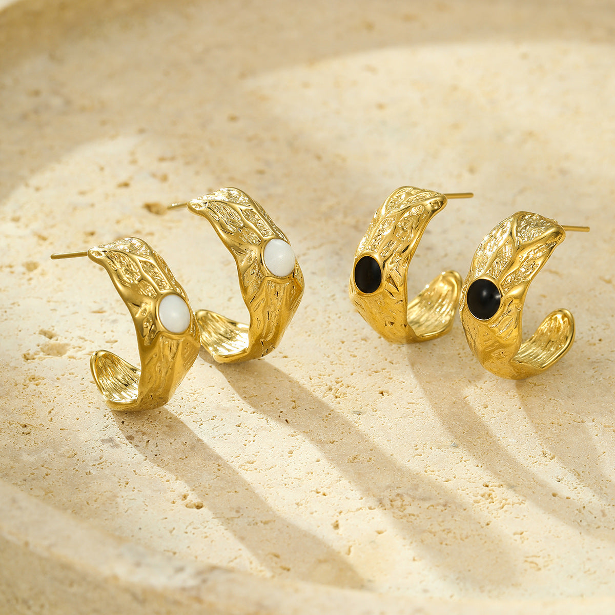 Orecchini a cerchio testurizzati a forma di C in acciaio inossidabile vintage con intarsio in pietra naturale e placcatura in oro 18K