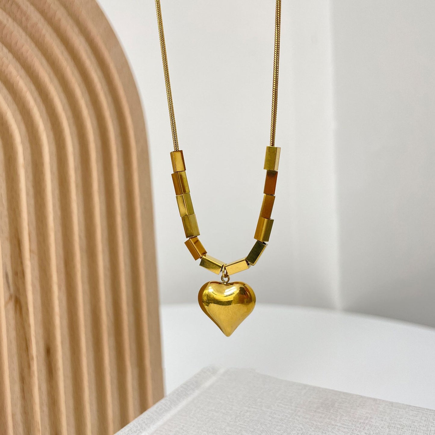 Collana girocollo con ciondolo a cuore geometrico minimalista per donna, in acciaio al titanio con catena a serpente
