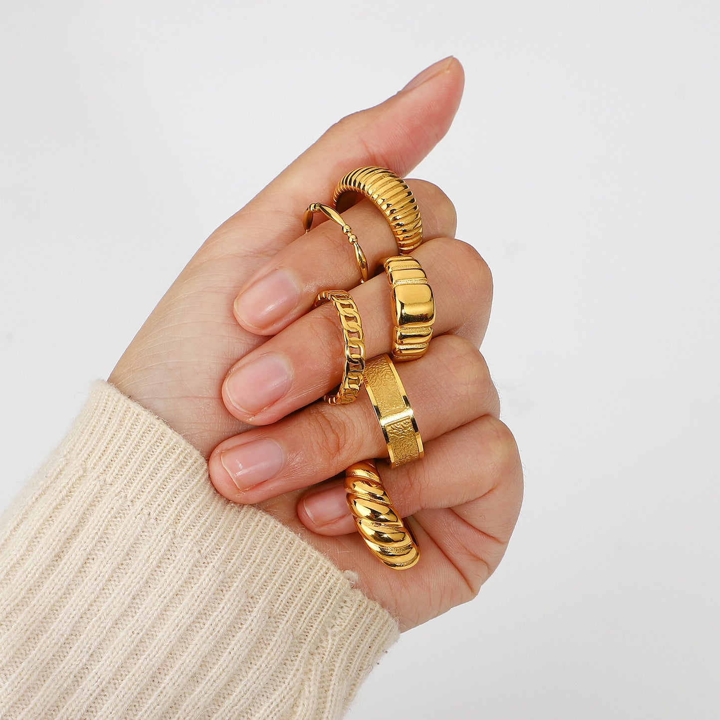 Anello minimalista geometrico a forma di corno in acciaio inossidabile placcato oro da donna