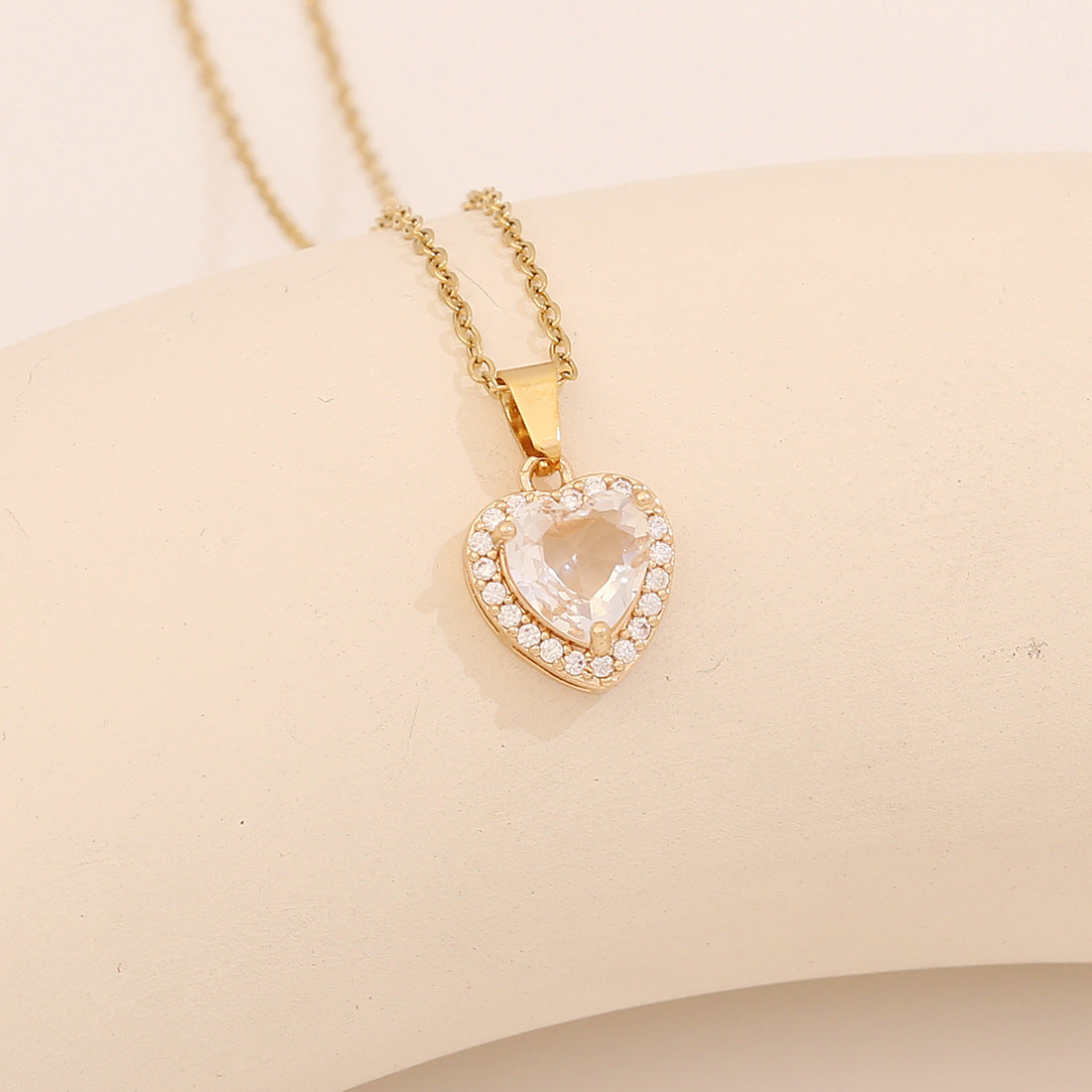 Collana con Pendente a Cuore alla Moda in Acciaio Inossidabile con Zirconi Micro-Incastonati, Catenina Clavicola Elettroplaccata