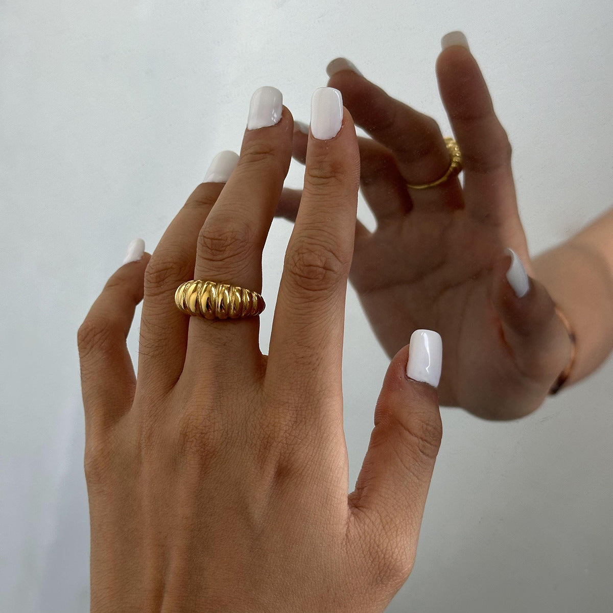 Anello Corno di Toro Minimalista da Donna in Acciaio Inossidabile con Placcatura in Oro 18K