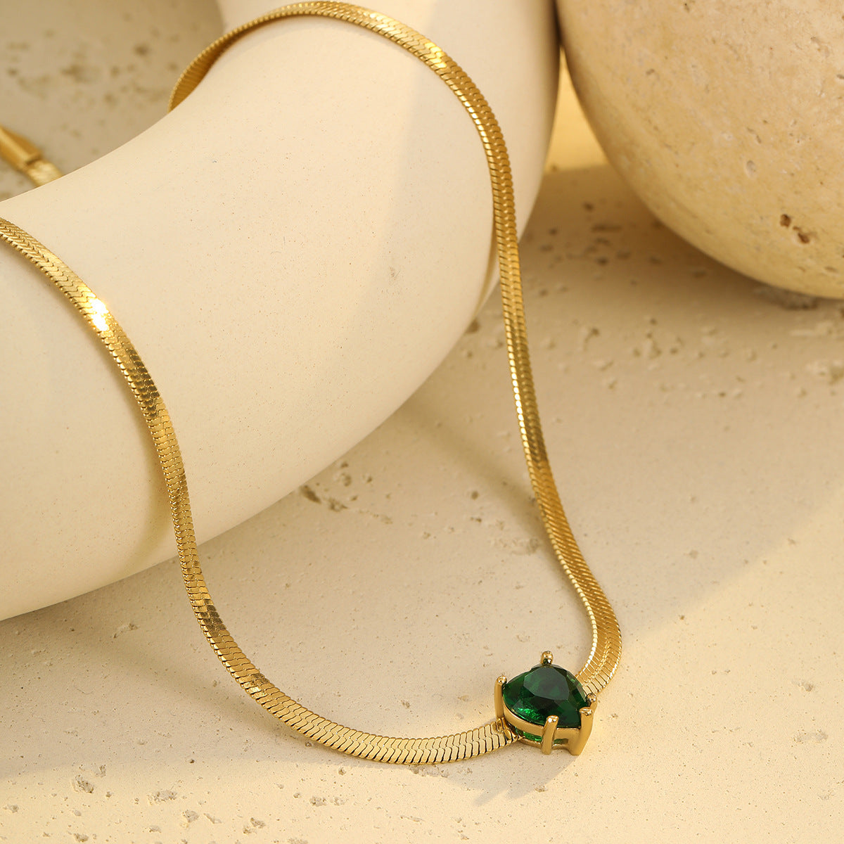 Collar Minimalista de Cadena de Serpiente de Acero Inoxidable Chapado en Oro de 18K con Corazón de Zirconia para Mujer