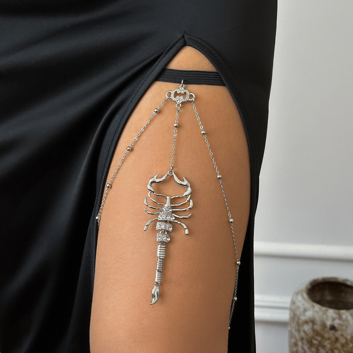 Pulsera de aleación con forma de escorpión de estilo francés vintage para mujer con incrustaciones de diamantes de imitación y detalles de flecos