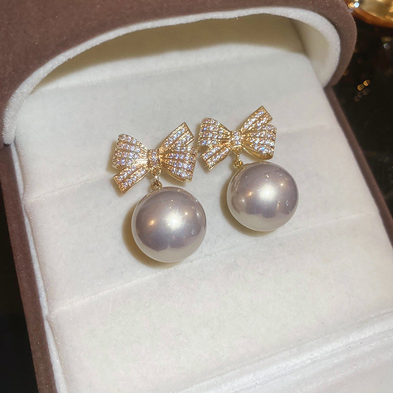Orecchini da donna vintage eleganti a forma di stella geometrica con perle simulate e zirconi, perni in acciaio placcato