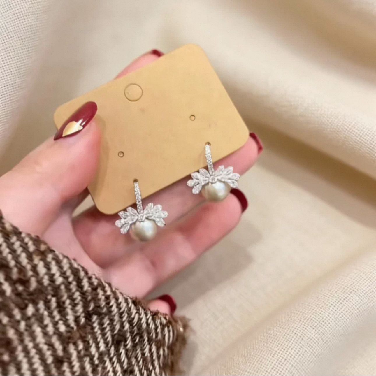 Orecchini Minimalisti Geometrici con Perle, Intarsio di Zirconi e Perno in Argento Placcato Oro da Donna