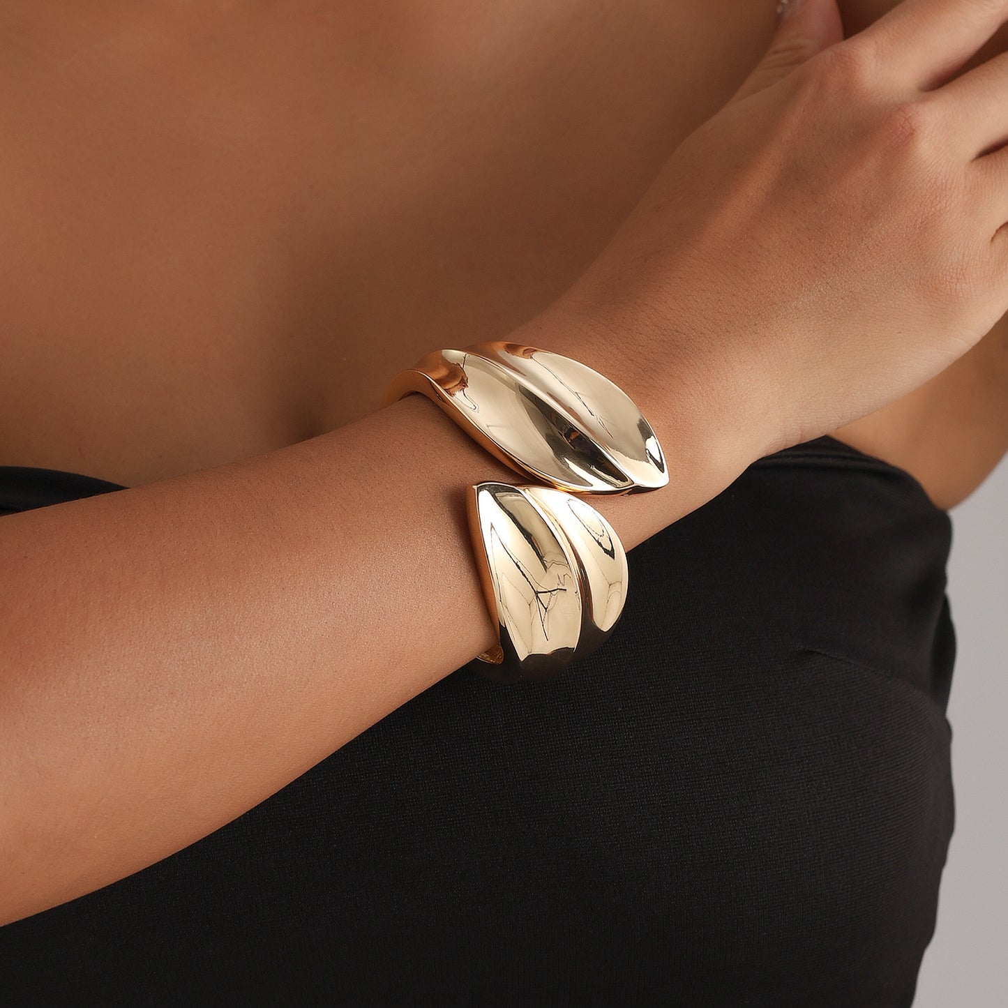 Pulsera asimétrica de aleación con forma de hoja estilo punk con acabado chapado para mujer