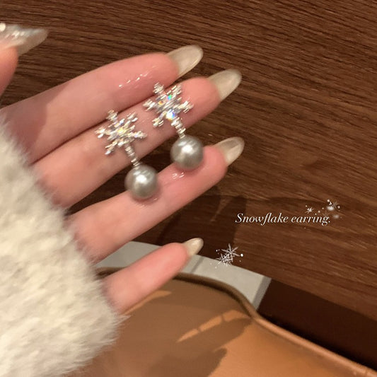 Pendientes de botón vintage elegantes con diseño de copo de nieve, circonita y perla de imitación para mujer, con postes de acero chapado