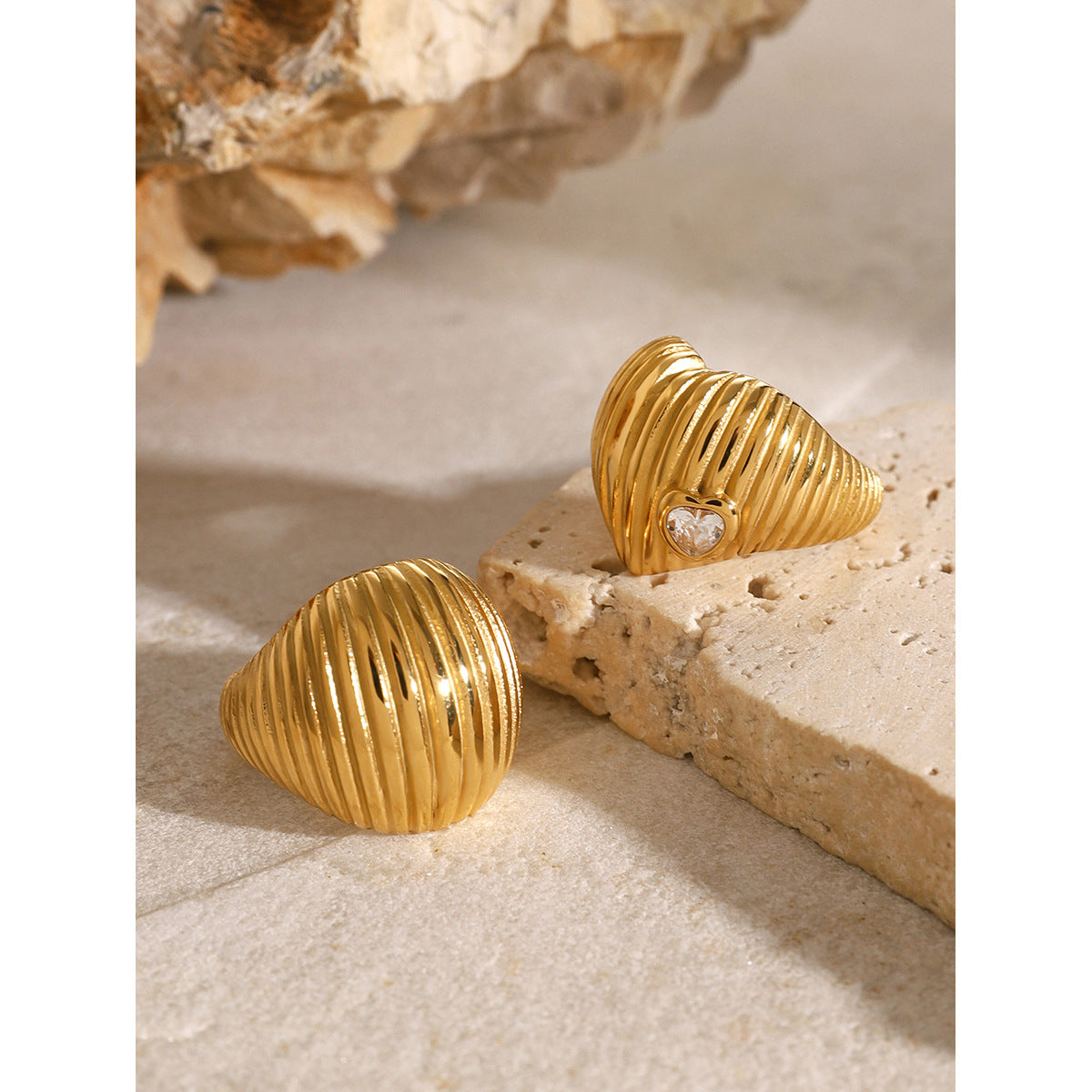 Anello Hip-hop in acciaio inossidabile placcato oro 18K con cuore e zirconi bianchi