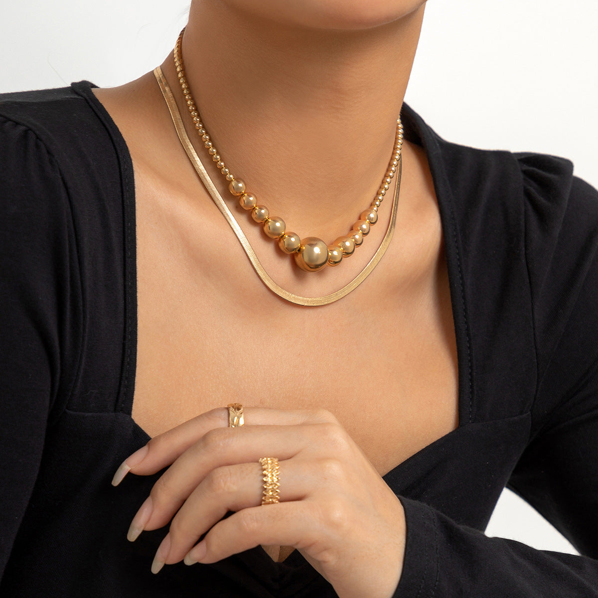 Collana Minimalista a Doppio Strato con Catenina a Serpente e Perline Rotonde Geometriche per Donna con Metallo Placcato e Ciondolo in Resina
