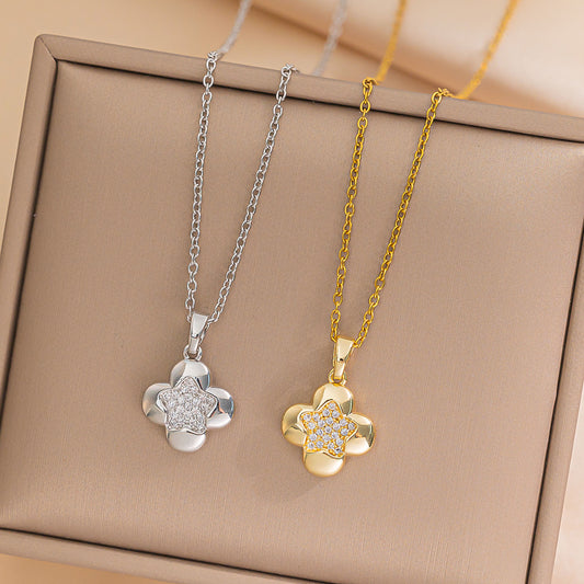 Collar de Acero de Titanio con Estrella Geométrica Minimalista y Cuatro Flores para Mujer, con Acabado Galvanizado y Cadena de Serpiente