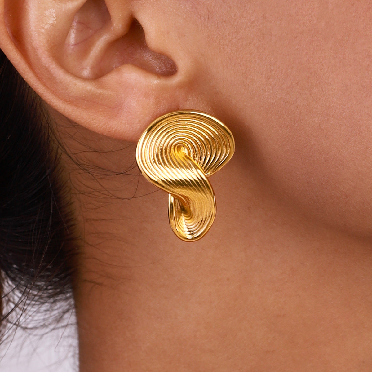 Pendientes Minimalistas de Acero Inoxidable Geométricos Chapados en Oro para Mujer con Diseño de Líneas Limpias