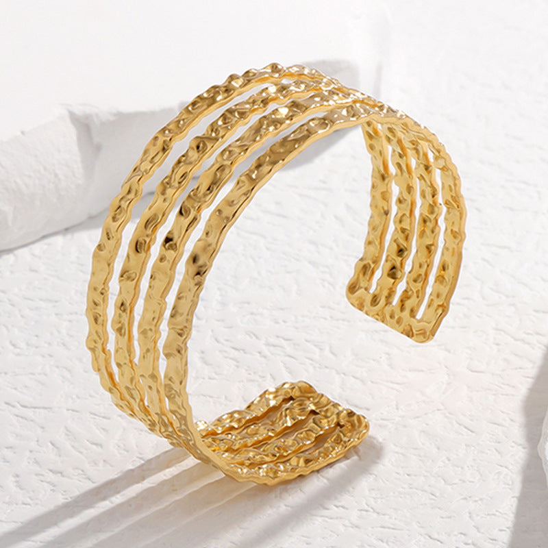 Pulsera de acero de titanio texturizada irregular con acabado galvanizado para mujer, brazalete de acero inoxidable moderno y versátil