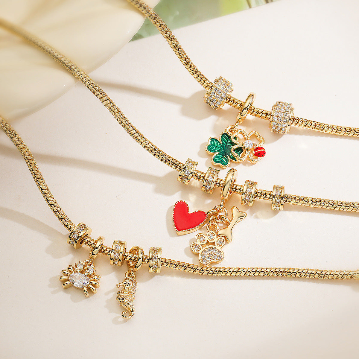 Fashion-Forward Heart and Floral Pendant Bracelet for Women in Copper with 18K Gold Plating and Zircon Inlay