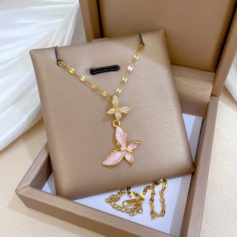 Collana pendente a farfalla minimalista in acciaio al titanio con finitura smaltata e accenti di strass per uomo e donna