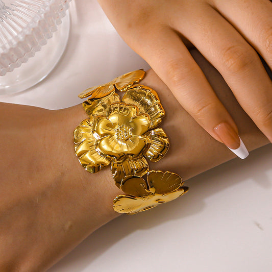 Bracciale rigido aperto da donna in acciaio al titanio a forma di fiore con placcatura in oro 18 carati, lucidissimo e scintillante
