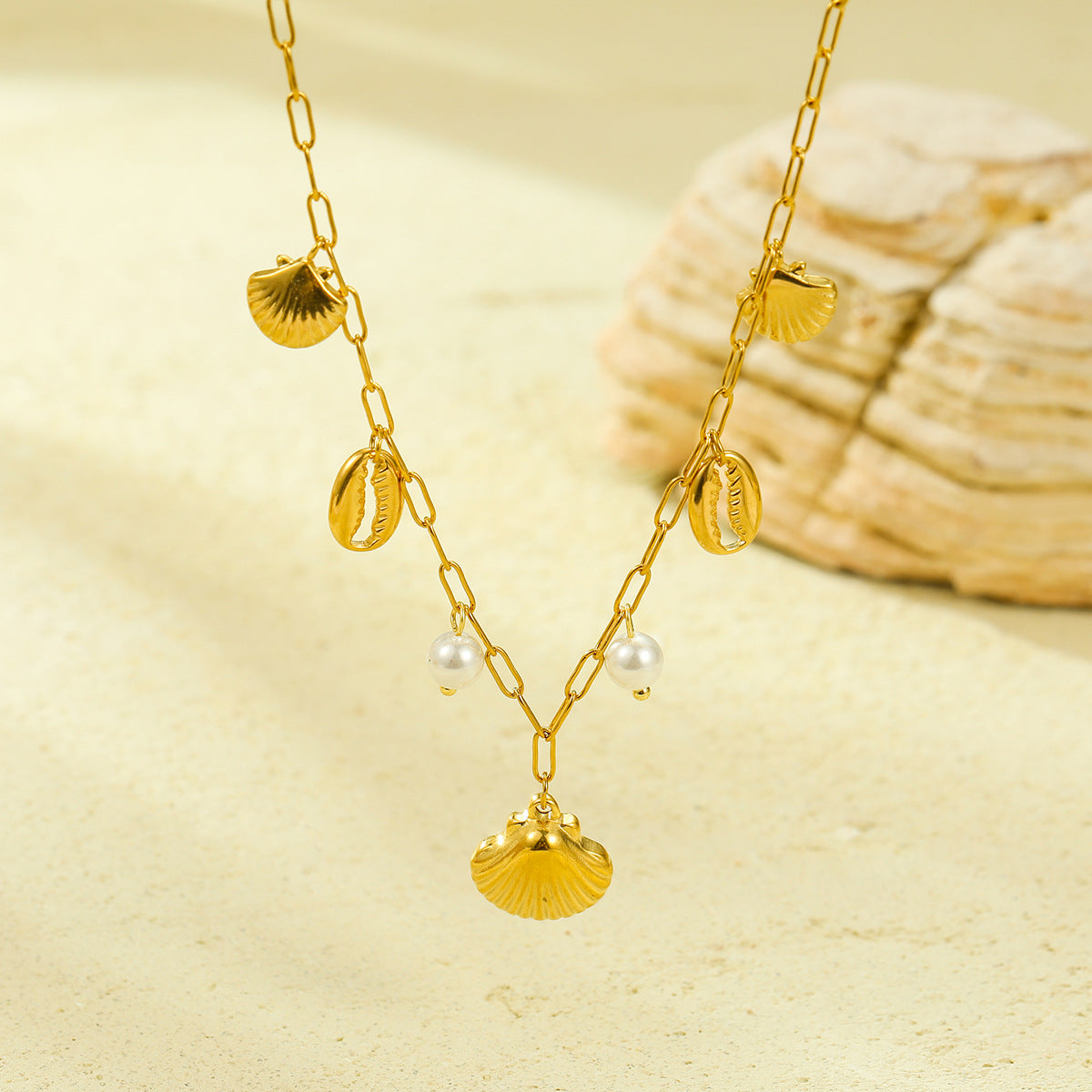 Collana con ciondolo a conchiglia e perla serie Oceano da donna in acciaio al titanio con finitura placcata e delicata catena per clavicola