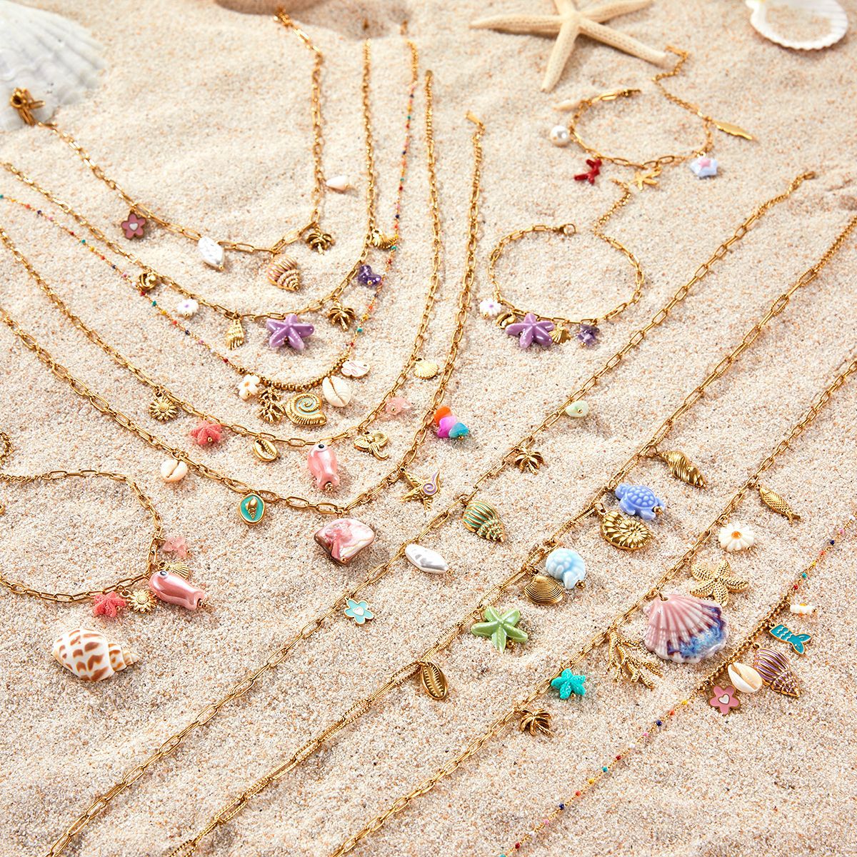 Collana da donna alla moda a tema oceano, con conchiglie e stelle marine, in acciaio al titanio placcato oro 18 carati
