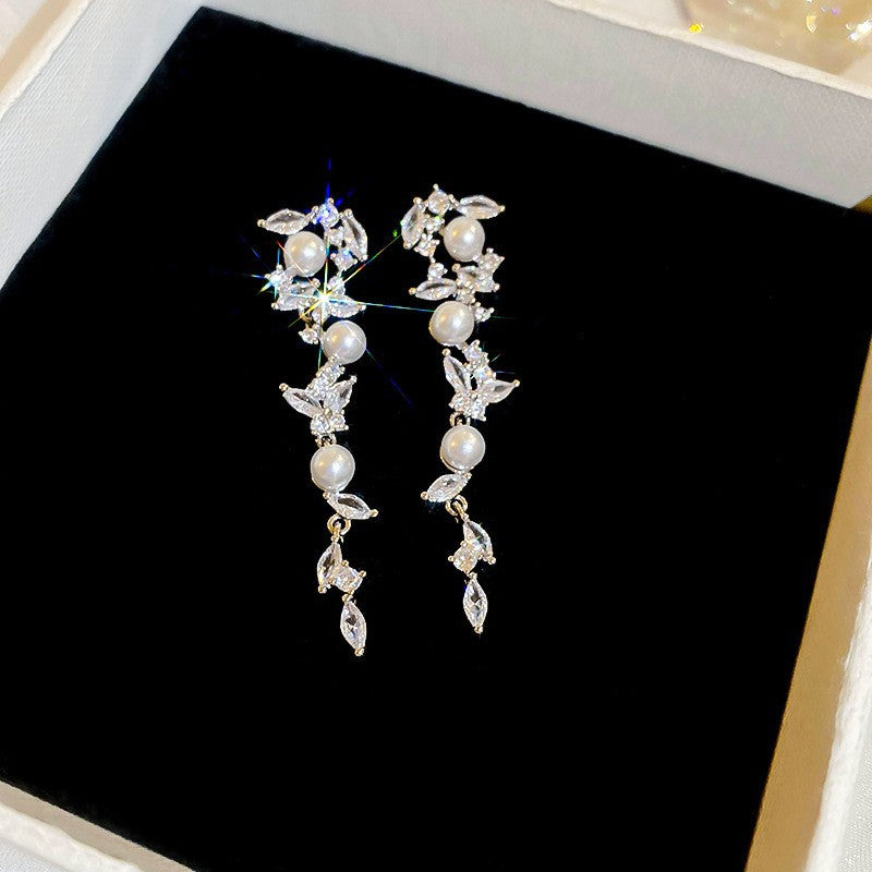 Orecchini da donna vintage eleganti a forma di stella geometrica con perle simulate e zirconi, perni in acciaio placcato