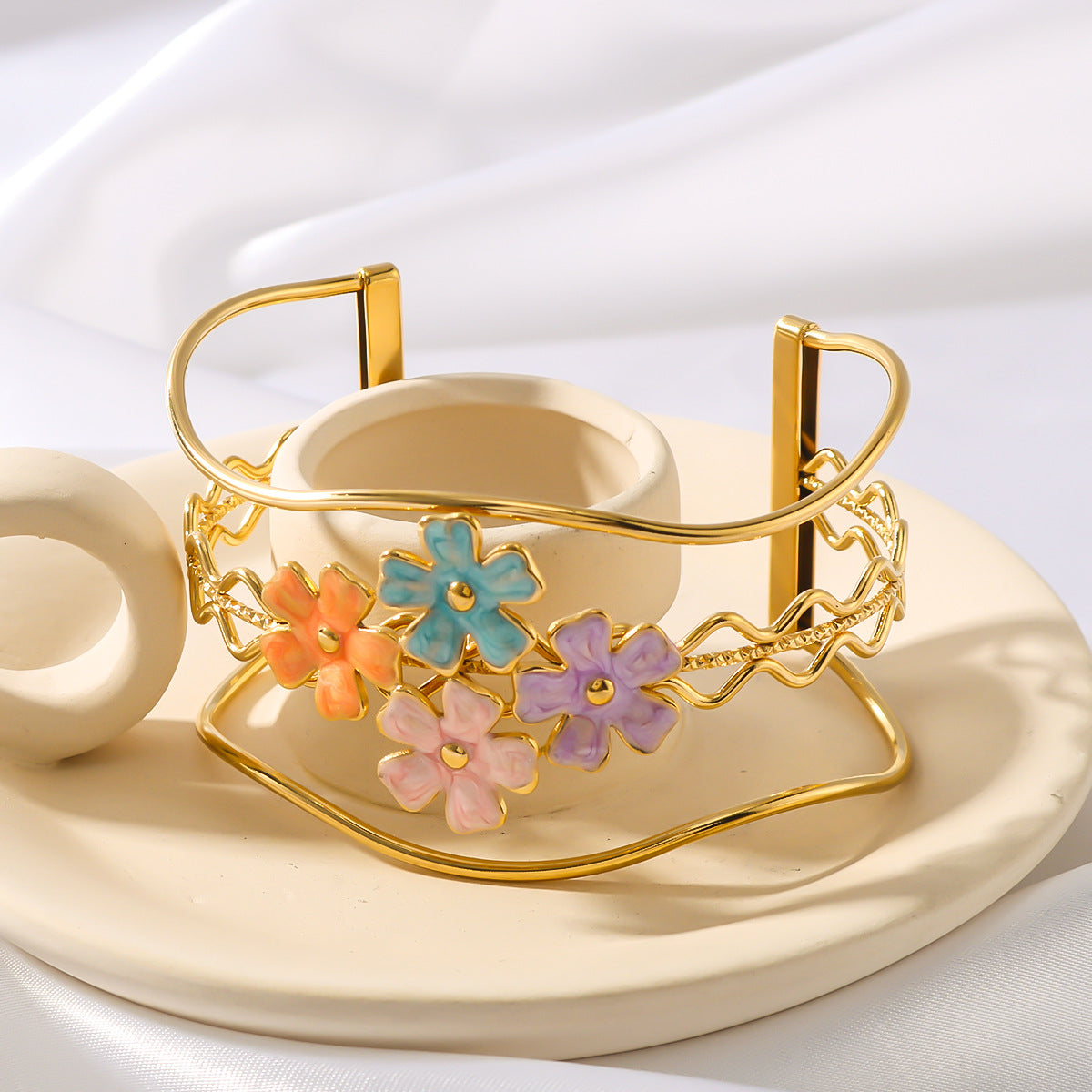 Bracciale regolabile in stile Ins con design floreale, placcato oro 18 carati in acciaio inossidabile e smalto colorato