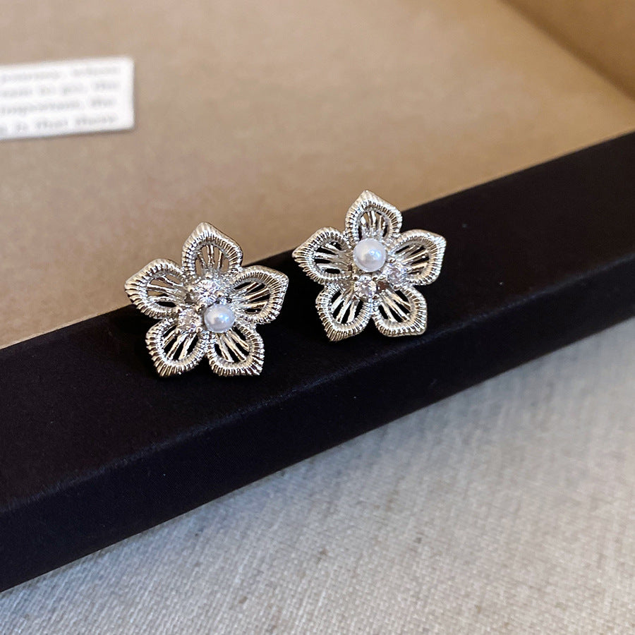 Pendientes florales minimalistas con incrustaciones de circonita en postes de acero inoxidable, elegante diseño de flor hueca adornada con perlas para mujer