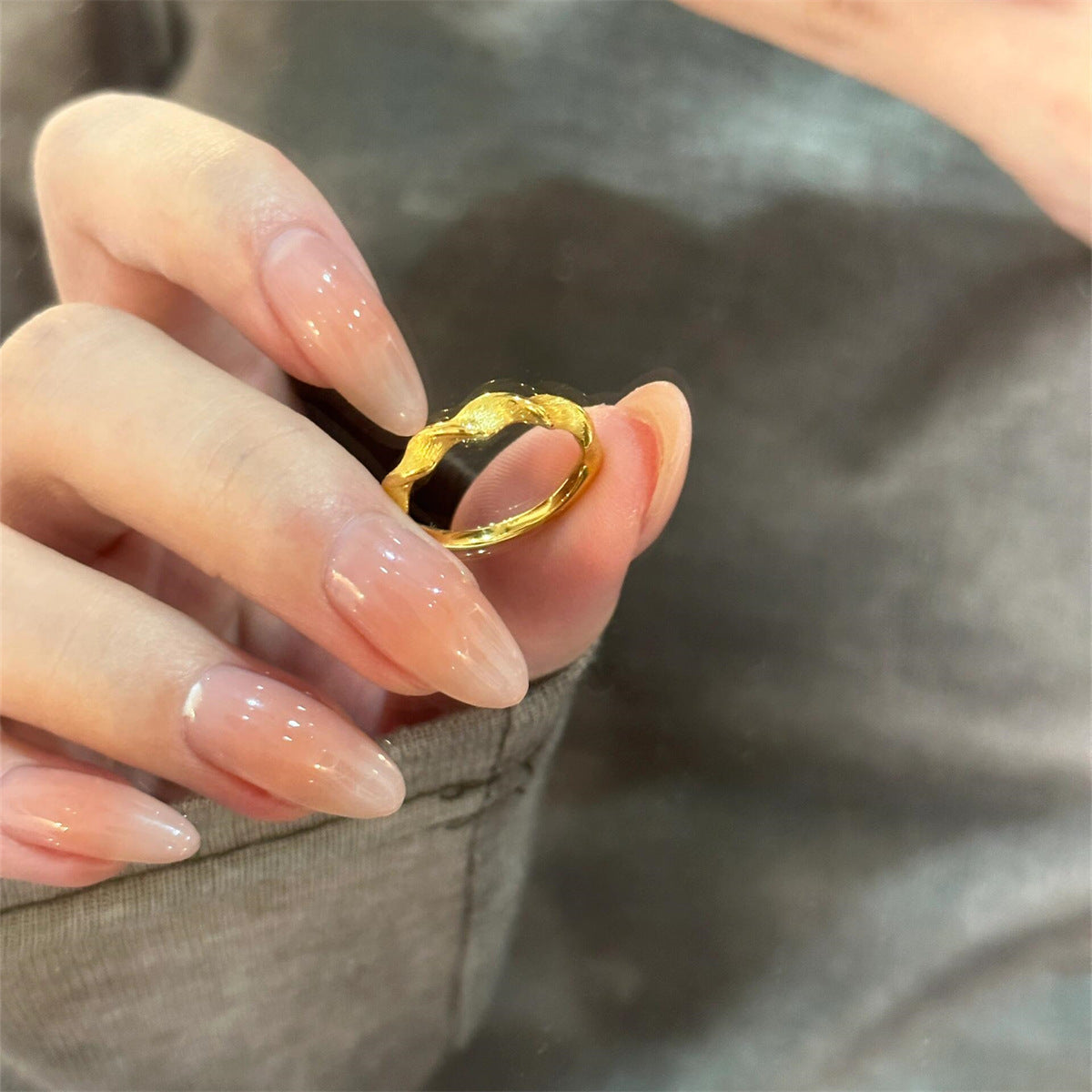 Anello regolabile minimalista geometrico in rame placcato oro per donna con sensazione di lusso e versatilità per l'uso quotidiano