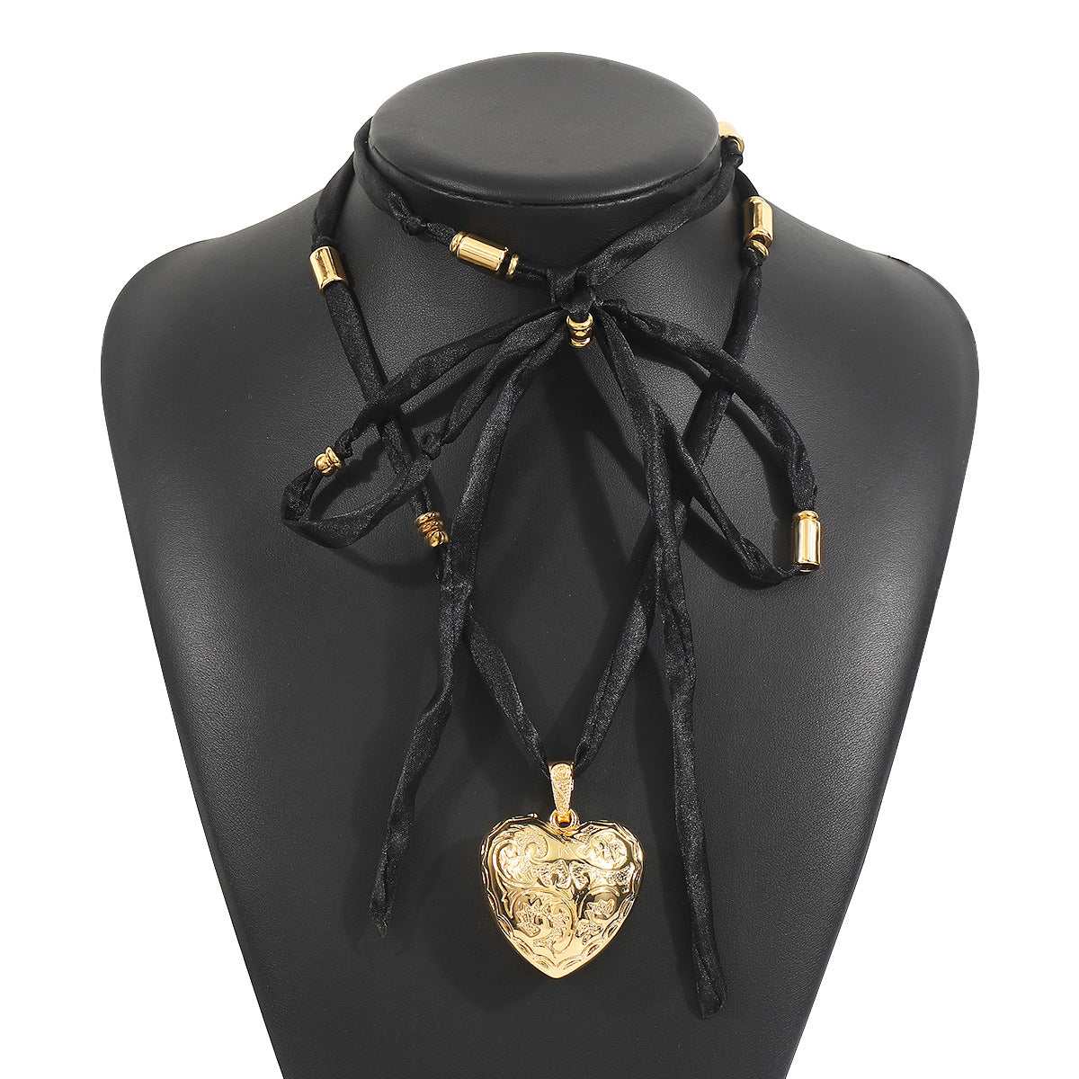 Collana da donna chic a forma di cuore tridimensionale in raso con dettaglio CCB