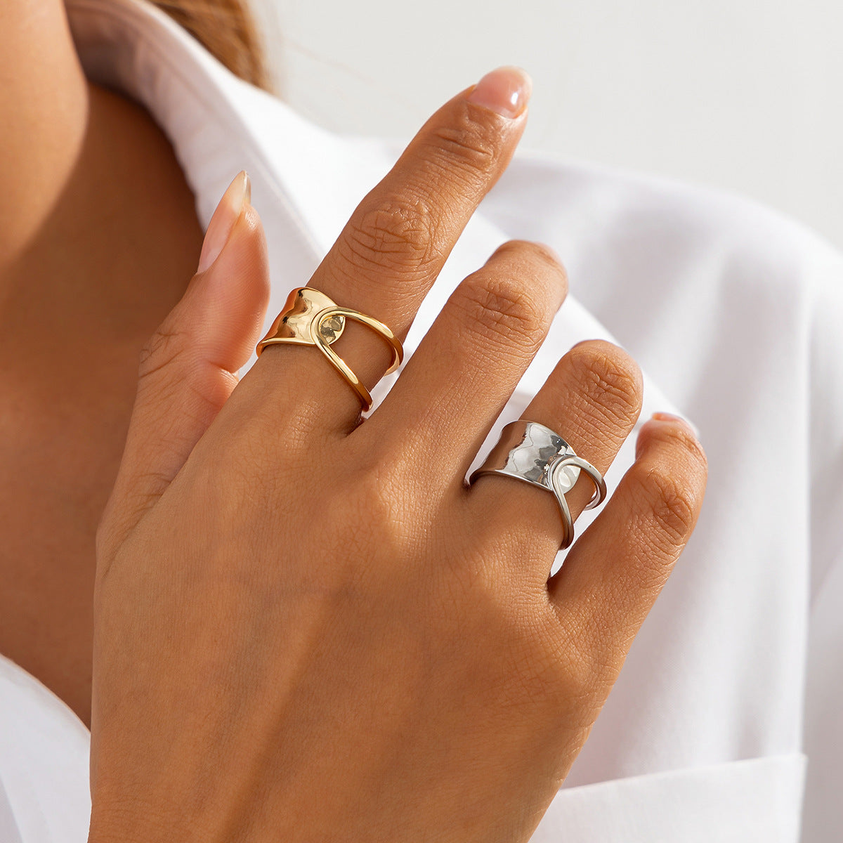 Anello da donna in lega lucida con design a incrocio irregolare, stile dolce e grintoso