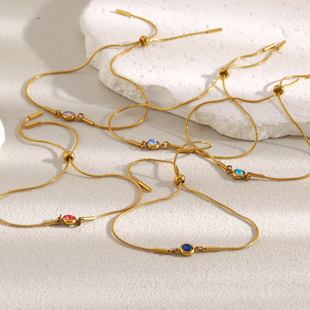 Bracciale alla moda geometrico in acciaio inossidabile con placcatura in oro 18 carati e catena a serpente regolabile con accenti di zirconi rotondi