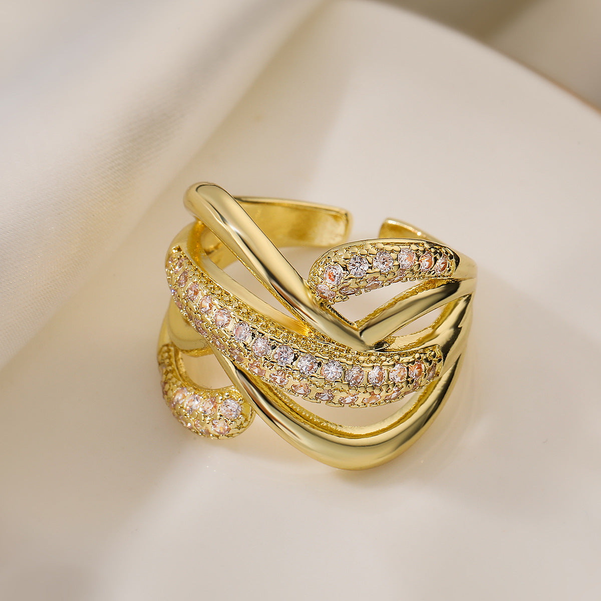 Anello da donna irregolare geometrico in rame placcato oro 18 carati con intarsio di zirconi
