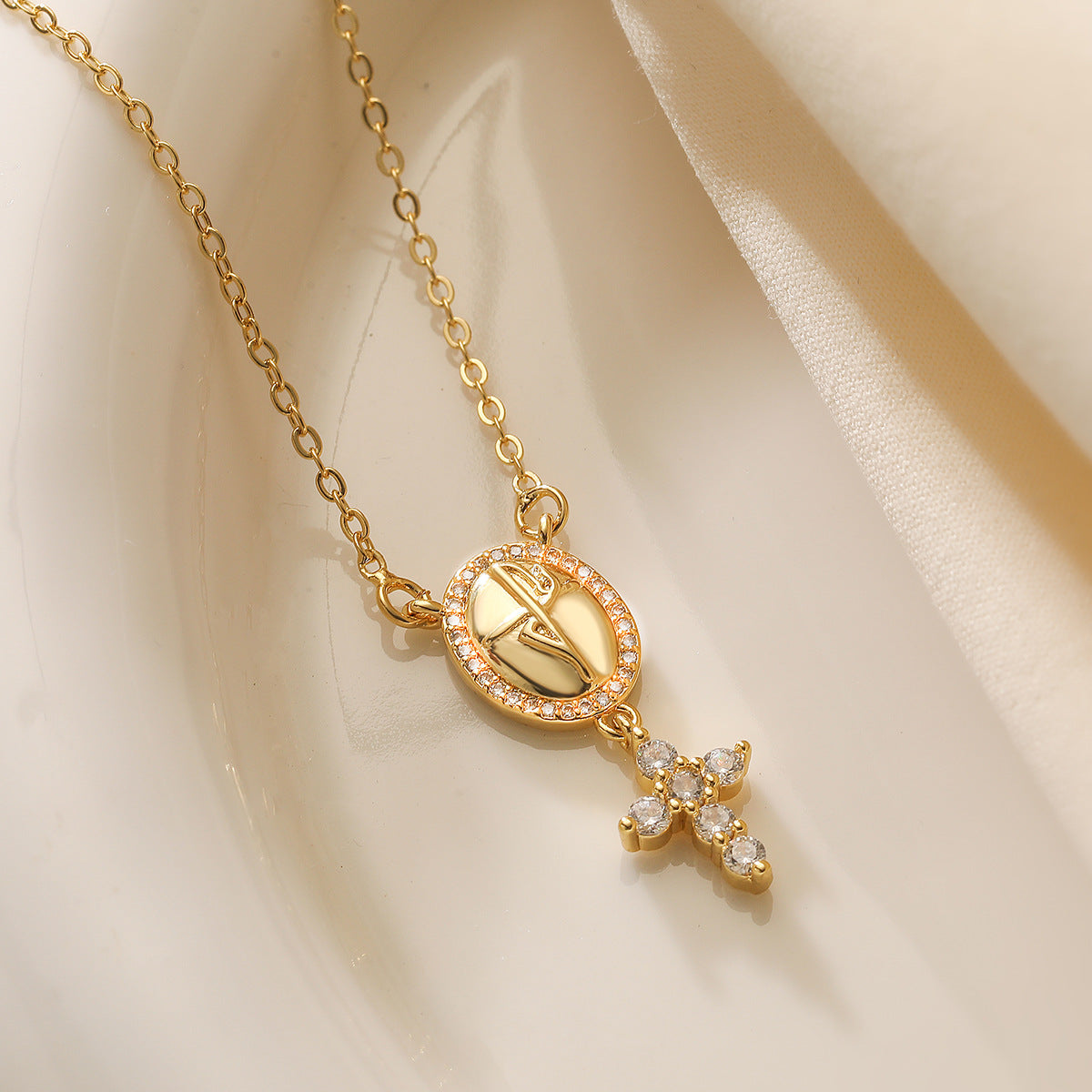 Collana da donna a croce minimalista in rame placcato oro 18 carati con intarsio di zirconi
