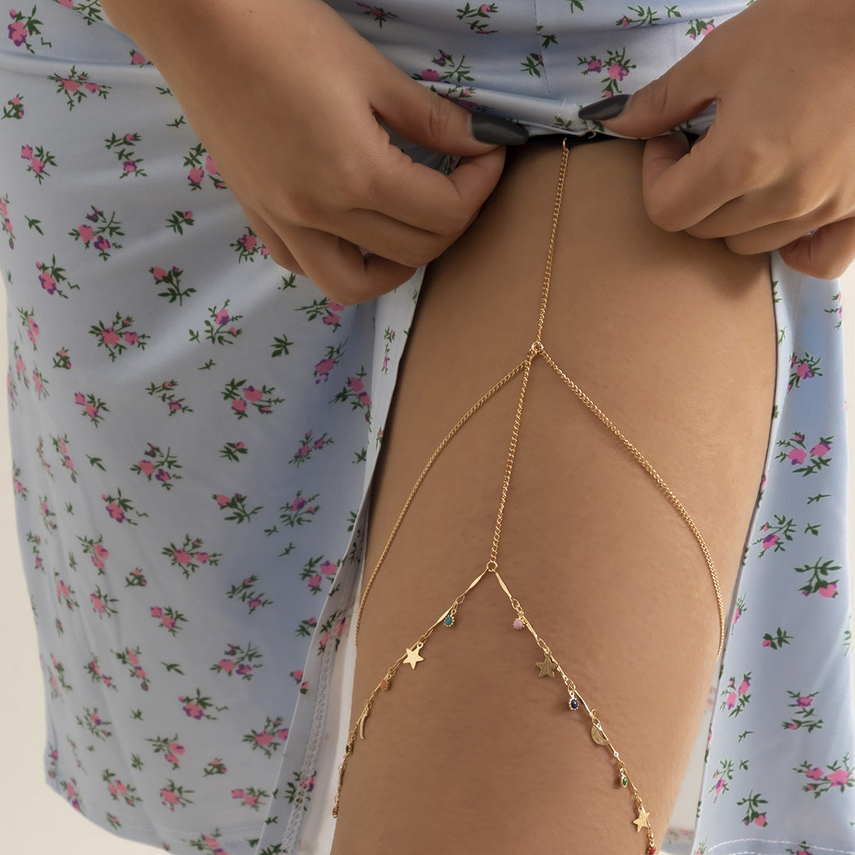 Catena a corpo a stella minimalista in lega da donna con finitura smaltata e design a frange