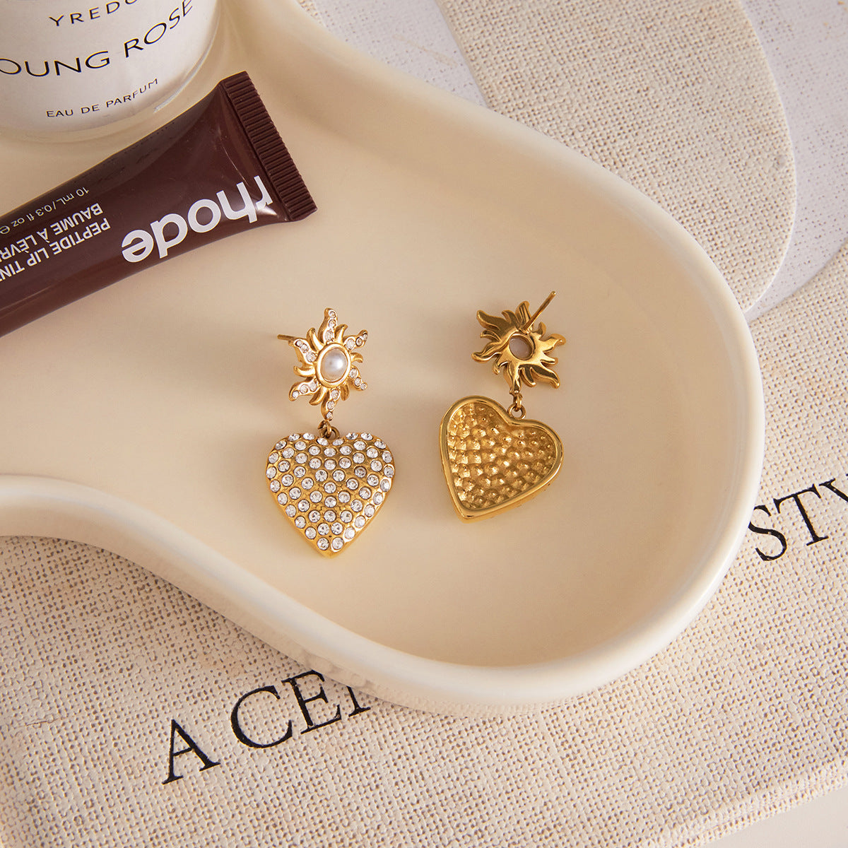 Orecchini a perno minimalisti da donna in acciaio al titanio a forma di cuore con intarsio in strass e finitura placcata