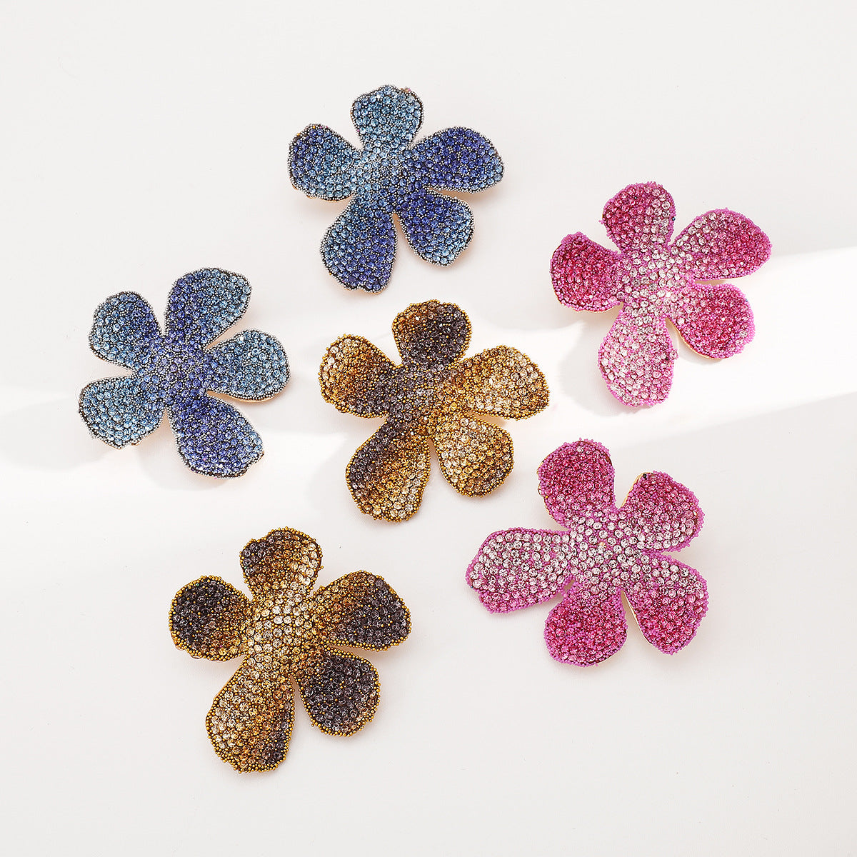 Orecchini in lega con fiori dolci e intarsio completo di strass da donna