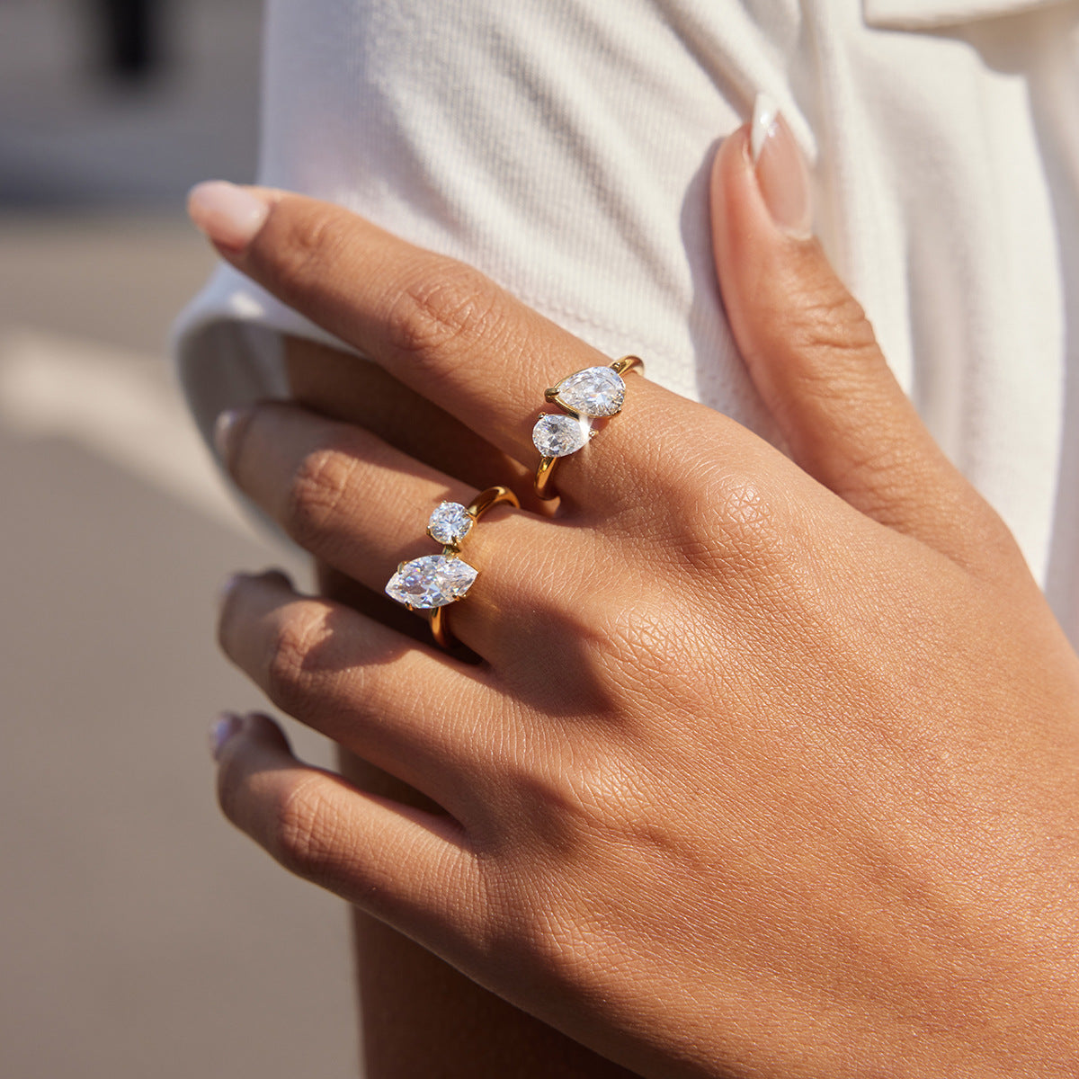 Anello Geometrico in Acciaio al Titanio con Intarsio in Zirconi per Donna, Placcato Oro PVD Sottovuoto, Gioielli di Moda Ipoallergenici in Acciaio Inossidabile